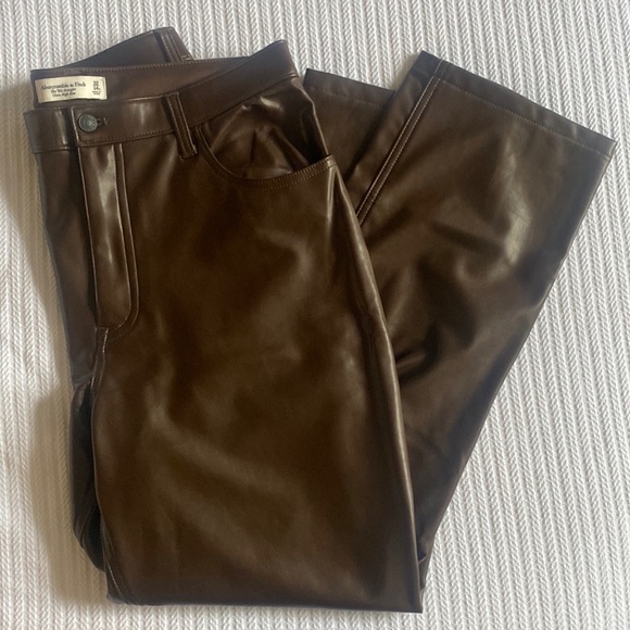 Abercrombie & Fitch Vegan Leather 90s Straight Pant SHORT - Picture 3 of 3